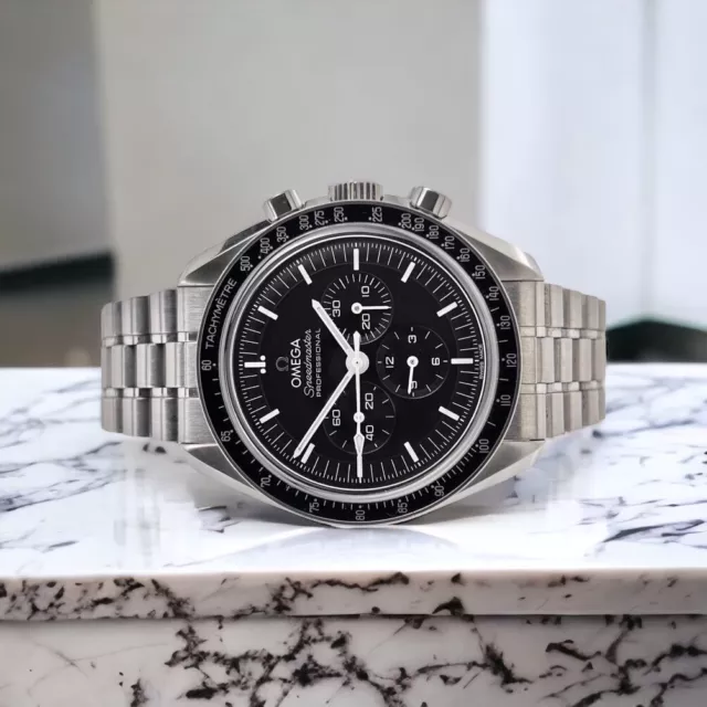 Omega Speedmaster Moonwatch 42 mm, cadran noir, saphir, 2023, référence 310.30.42.50.01.002