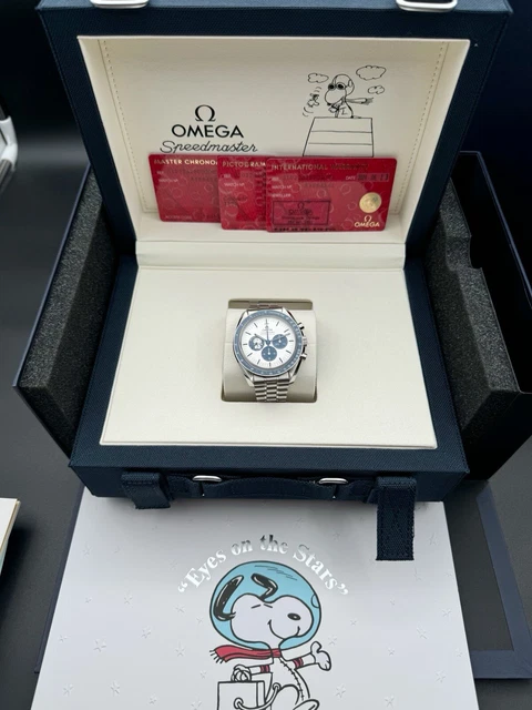 OMEGA Speedmaster 2025 « Silver Snoopy Award » 50e montre 310.32.42.50.02.001