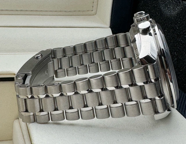 OMEGA Speedmaster 2025 « Silver Snoopy Award » 50e montre 310.32.42.50.02.001