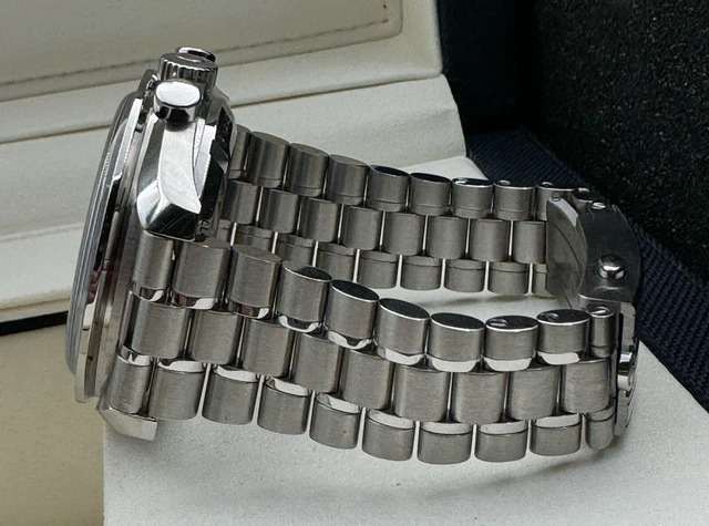 OMEGA Speedmaster 2025 « Silver Snoopy Award » 50e montre 310.32.42.50.02.001