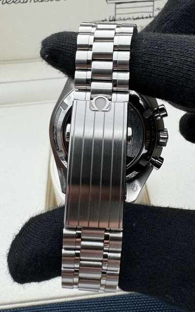 OMEGA Speedmaster 2025 « Silver Snoopy Award » 50e montre 310.32.42.50.02.001