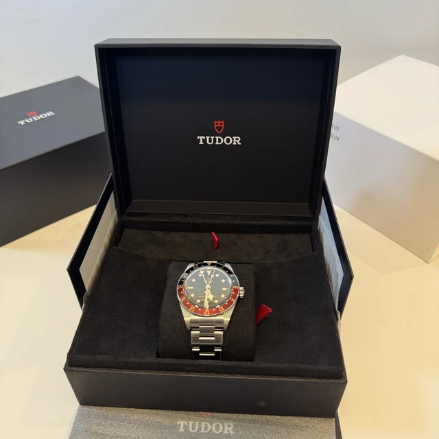 Montre Tudor Black Bay 58 GMT 39 mm, modèle 2025, modèle Coca-Cola noir rouge, 7939G1A0NRU, coffret et carte