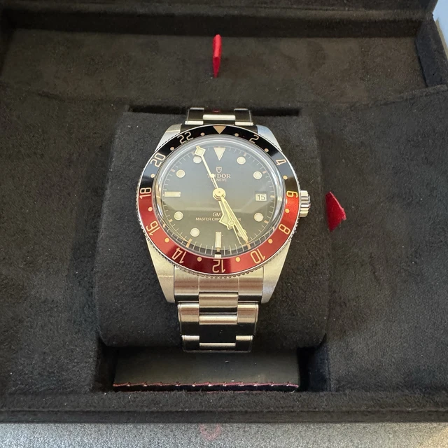 Montre Tudor Black Bay 58 GMT 39 mm, modèle 2025, modèle Coca-Cola noir rouge, 7939G1A0NRU, coffret et carte