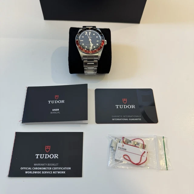 Montre Tudor Black Bay 58 GMT 39 mm, modèle 2025, modèle Coca-Cola noir rouge, 7939G1A0NRU, coffret et carte