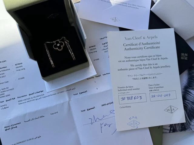 AUTHENTIC-Van-Cleef-Arpels-2016-Holiday-Pendant-Onyx-16.webp AUTHENTIQUE Pendentif Holiday Van Cleef Arpels 2016 Onyx Diamants Or Rose 18 carats