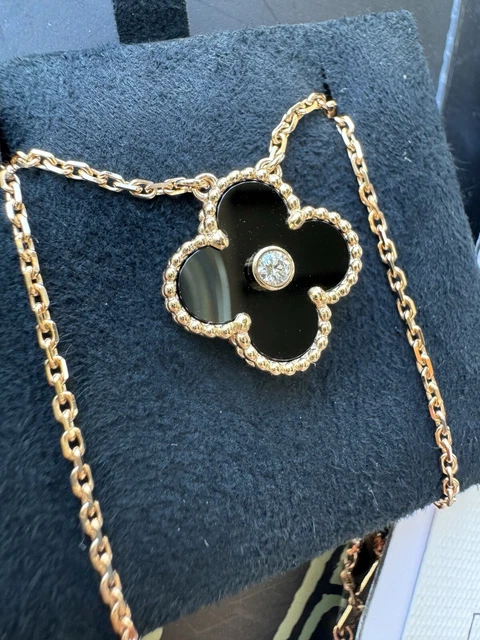 AUTHENTIC-Van-Cleef-Arpels-2016-Holiday-Pendant-Onyx-17.webp AUTHENTIQUE Pendentif Holiday Van Cleef Arpels 2016 Onyx Diamants Or Rose 18 carats