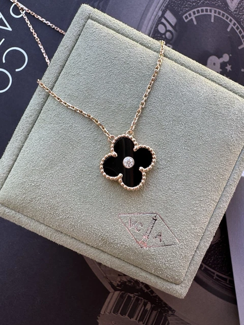 AUTHENTIC-Van-Cleef-Arpels-2016-Holiday-Pendant-Onyx-18.webp AUTHENTIQUE Pendentif Holiday Van Cleef Arpels 2016 Onyx Diamants Or Rose 18 carats