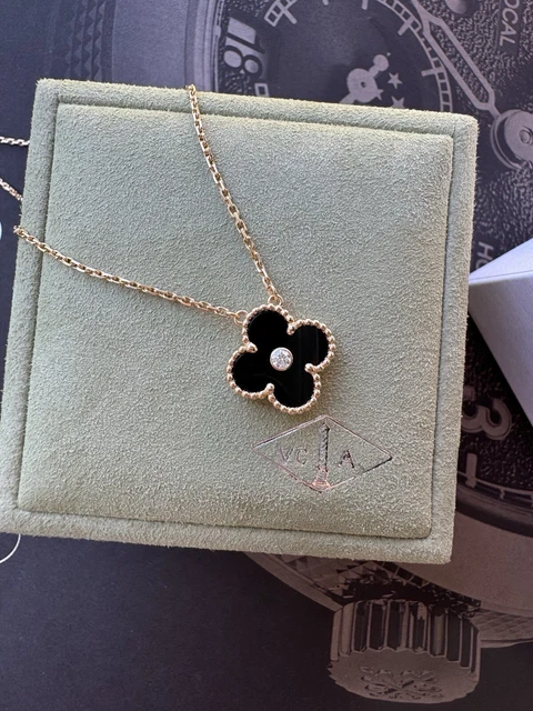 AUTHENTIC-Van-Cleef-Arpels-2016-Holiday-Pendant-Onyx-19.webp AUTHENTIQUE Pendentif Holiday Van Cleef Arpels 2016 Onyx Diamants Or Rose 18 carats