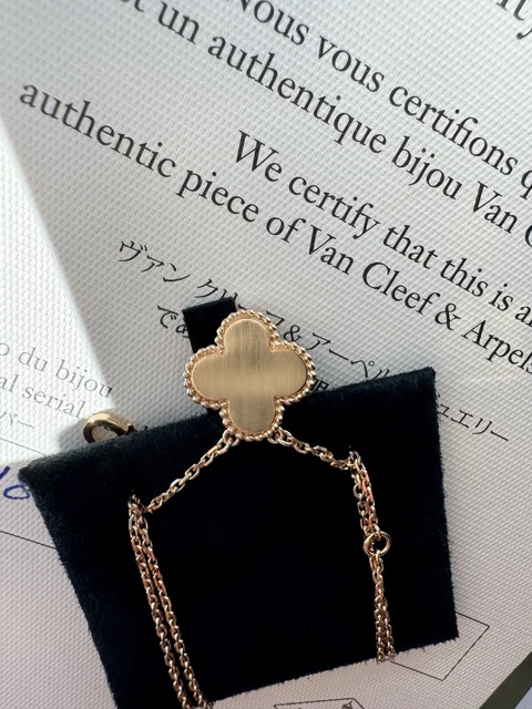 AUTHENTIC-Van-Cleef-Arpels-2016-Holiday-Pendant-Onyx-24.webp AUTHENTIQUE Pendentif Holiday Van Cleef Arpels 2016 Onyx Diamants Or Rose 18 carats