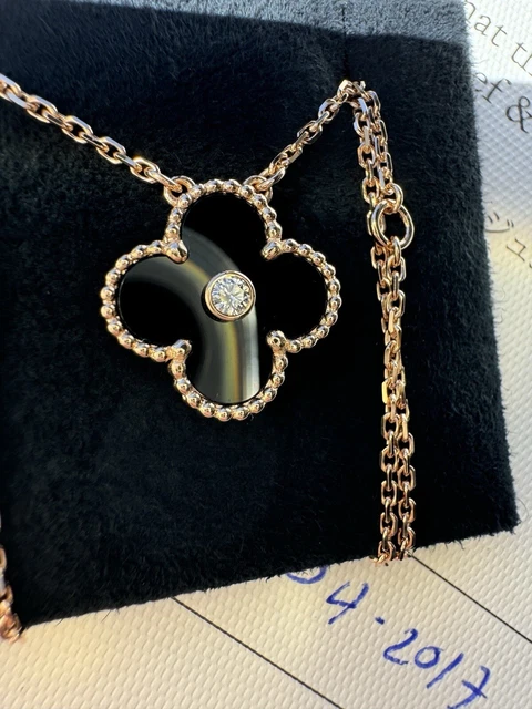 AUTHENTIC-Van-Cleef-Arpels-2016-Holiday-Pendant-Onyx-25.webp AUTHENTIQUE Pendentif Holiday Van Cleef Arpels 2016 Onyx Diamants Or Rose 18 carats