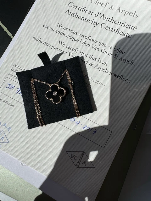 AUTHENTIC-Van-Cleef-Arpels-2016-Holiday-Pendant-Onyx-26.webp AUTHENTIQUE Pendentif Holiday Van Cleef Arpels 2016 Onyx Diamants Or Rose 18 carats