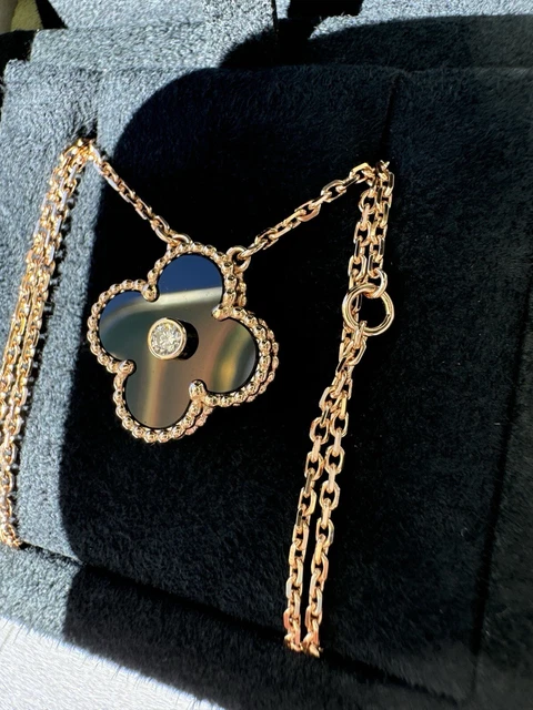 AUTHENTIC-Van-Cleef-Arpels-2016-Holiday-Pendant-Onyx-27.webp AUTHENTIQUE Pendentif Holiday Van Cleef Arpels 2016 Onyx Diamants Or Rose 18 carats