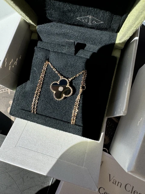 AUTHENTIC-Van-Cleef-Arpels-2016-Holiday-Pendant-Onyx-28.webp AUTHENTIQUE Pendentif Holiday Van Cleef Arpels 2016 Onyx Diamants Or Rose 18 carats