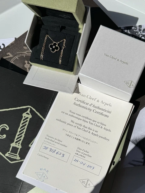 AUTHENTIC-Van-Cleef-Arpels-2016-Holiday-Pendant-Onyx-29.webp AUTHENTIQUE Pendentif Holiday Van Cleef Arpels 2016 Onyx Diamants Or Rose 18 carats