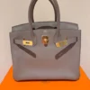 Authentic-New-Hermes-Birkin-30-Etain-Gold-Ghw (1) Authentique et neuf, le sac Birkin 30 Hermès couleur Étain doré avec finitions dorées, en cuir Clémence.