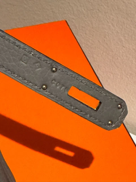 Authentic-New-Hermes-Birkin-30-Etain-Gold-Ghw (14) Authentique et neuf, le sac Birkin 30 Hermès couleur Étain doré avec finitions dorées, en cuir Clémence.