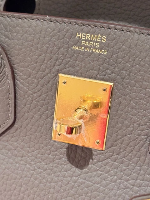 Authentic-New-Hermes-Birkin-30-Etain-Gold-Ghw (15) Authentique et neuf, le sac Birkin 30 Hermès couleur Étain doré avec finitions dorées, en cuir Clémence.