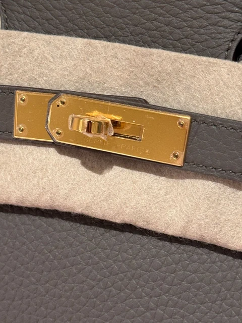 Authentic-New-Hermes-Birkin-30-Etain-Gold-Ghw (16) Authentique et neuf, le sac Birkin 30 Hermès couleur Étain doré avec finitions dorées, en cuir Clémence.