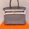 Authentic-New-Hermes-Birkin-30-Etain-Gold-Ghw (2) Authentique et neuf, le sac Birkin 30 Hermès couleur Étain doré avec finitions dorées, en cuir Clémence.