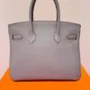 Authentic-New-Hermes-Birkin-30-Etain-Gold-Ghw (3) Authentique et neuf, le sac Birkin 30 Hermès couleur Étain doré avec finitions dorées, en cuir Clémence.