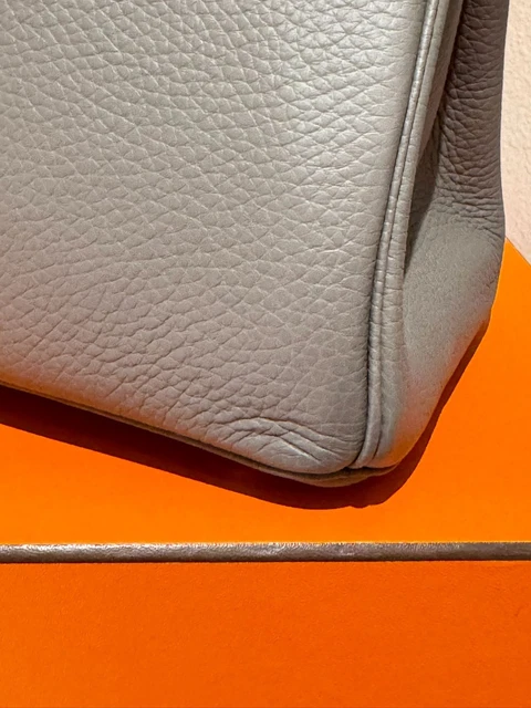 Authentic-New-Hermes-Birkin-30-Etain-Gold-Ghw (4) Authentique et neuf, le sac Birkin 30 Hermès couleur Étain doré avec finitions dorées, en cuir Clémence.