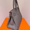Authentic-New-Hermes-Birkin-30-Etain-Gold-Ghw (6) Authentique et neuf, le sac Birkin 30 Hermès couleur Étain doré avec finitions dorées, en cuir Clémence.