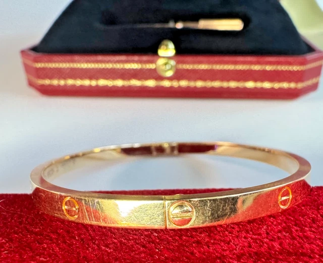 Bracelet Cartier Love en or rose, modèle moyen, avec boîte et documents d'origine.