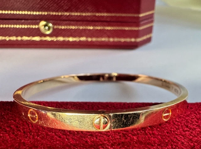 Bracelet Cartier Love en or rose, modèle moyen, avec boîte et documents d'origine.