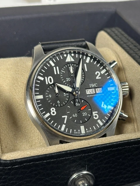 Montre d'aviateur chronographe IWC, cadran noir 43 mm