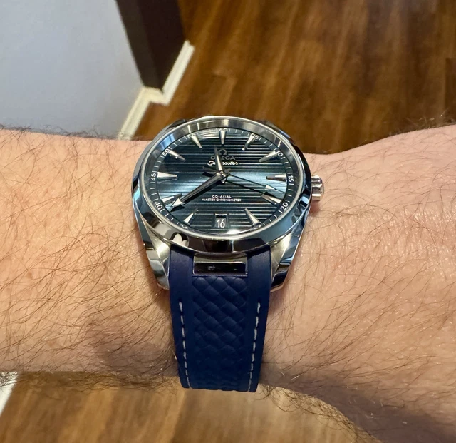 Montre OMEGA Seamaster Aqua Terra 150M 220.12.41.21.03.007 à cadran bleu