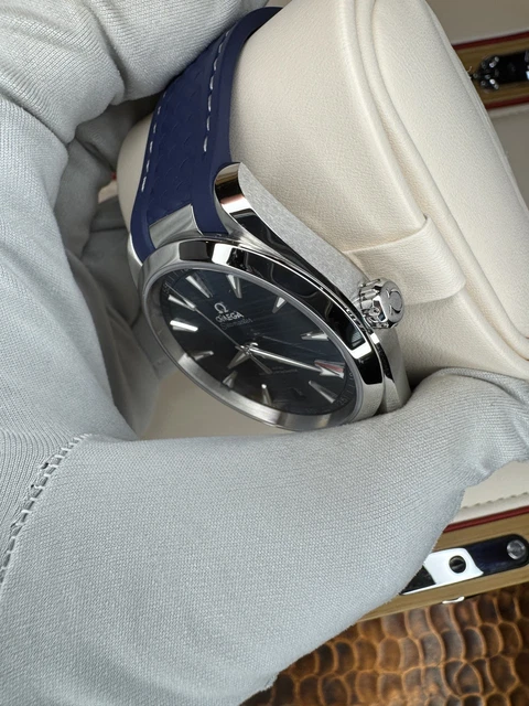 Montre OMEGA Seamaster Aqua Terra 150M 220.12.41.21.03.007 à cadran bleu