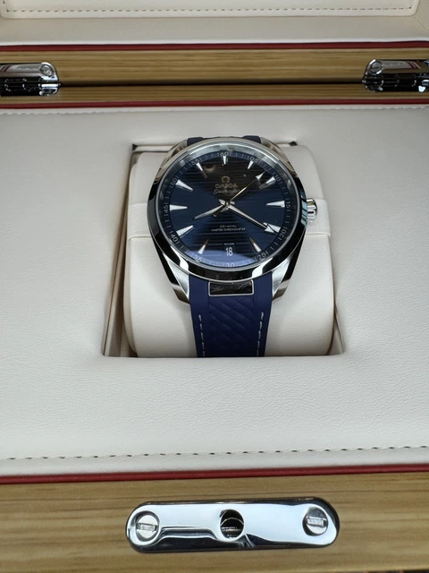 Montre OMEGA Seamaster Aqua Terra 150M 220.12.41.21.03.007 à cadran bleu