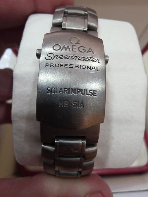 Chronographe automatique Omega Speedmaster HB-SIA GMT d'occasion. Bon état.