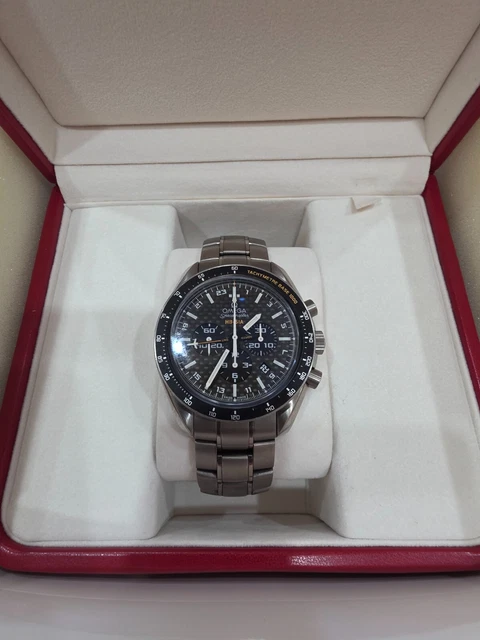 Chronographe automatique Omega Speedmaster HB-SIA GMT d'occasion. Bon état.