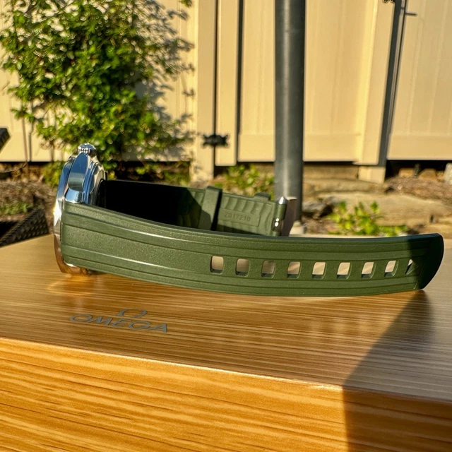 Omega Seamaster Diver 300M Vert Algue 42 mm 2023 Coffret complet 210.32.42.20.10.001