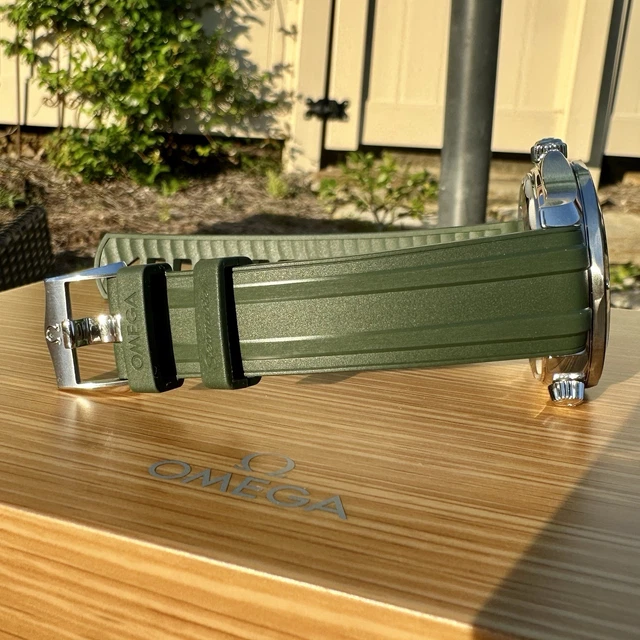 Omega Seamaster Diver 300M Vert Algue 42 mm 2023 Coffret complet 210.32.42.20.10.001