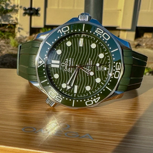 Omega Seamaster Diver 300M Vert Algue 42 mm 2023 Coffret complet 210.32.42.20.10.001