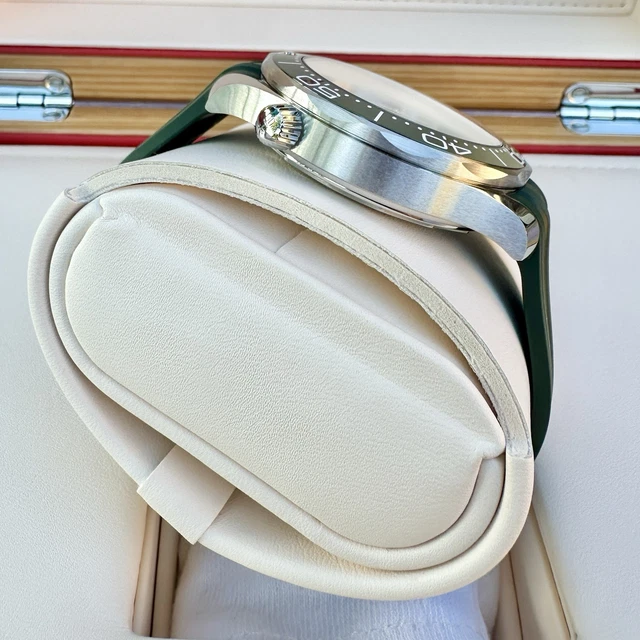 Omega Seamaster Diver 300M Vert Algue 42 mm 2023 Coffret complet 210.32.42.20.10.001