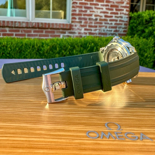 Omega Seamaster Diver 300M Vert Algue 42 mm 2023 Coffret complet 210.32.42.20.10.001