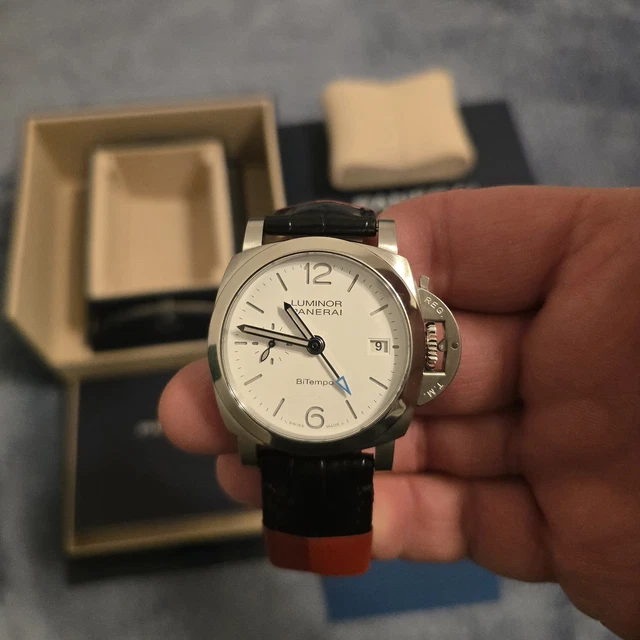 Montre de luxe pour homme Panerai Luminor - PAM01367. Neuve, jamais portée, avec boîte et papiers. Date de sortie : octobre 2025.