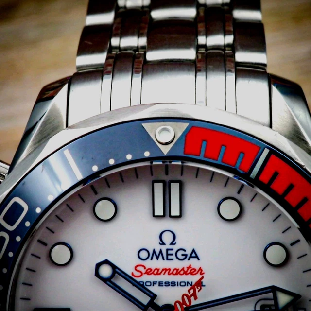 RARE OMEGA Bond Seamaster Diver 300M Commander's Watch/Blanc/Bleu/Rouge/ Bracelet