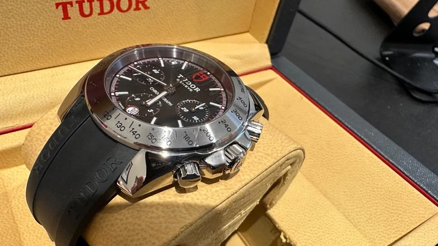 TUDOR Modèle 20300 - Chronographe Sport + Boîte et Papiers -