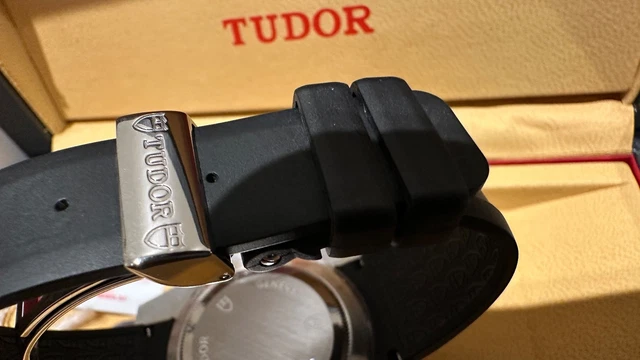 TUDOR Modèle 20300 - Chronographe Sport + Boîte et Papiers -