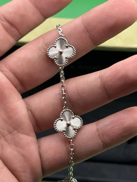 Bracelet Van Cleef & Arpels Alhambra vintage en or blanc 18 carats guilloché, 5 motifs