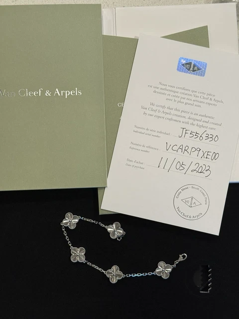 VAN-CLEEF-ARPELS-18K-White-Gold-Guilloche-5.webp Bracelet Van Cleef & Arpels Alhambra vintage en or blanc 18 carats guilloché, 5 motifs