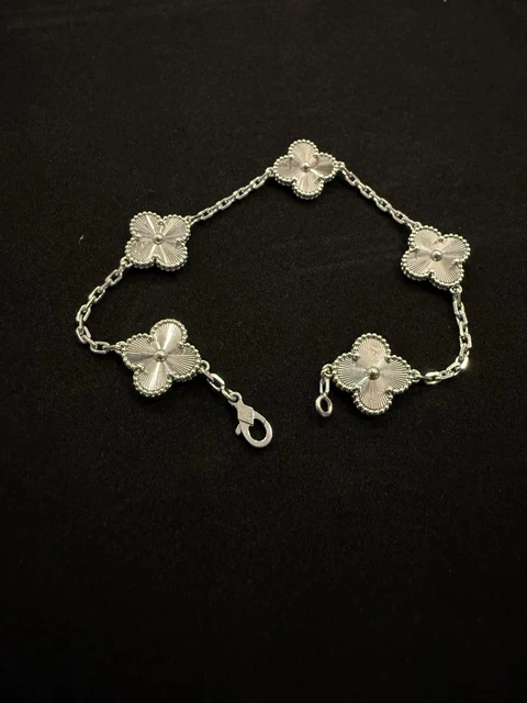 Bracelet Van Cleef & Arpels Alhambra vintage en or blanc 18 carats guilloché, 5 motifs