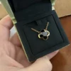 Collier pendentif en or et onyx Pure Alhambra de Van Cleef & Arpel