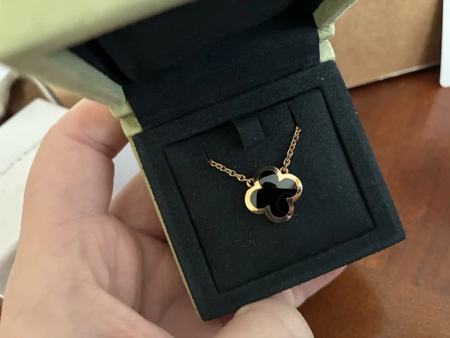 Collier pendentif en or et onyx Pure Alhambra de Van Cleef & Arpel