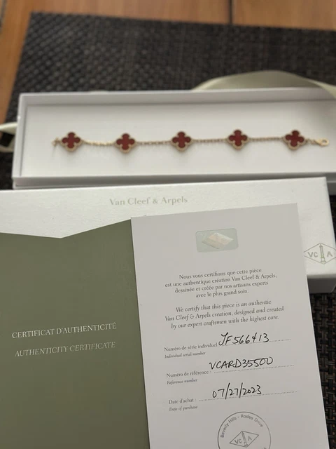 Van Cleef & Arpels : Bracelet Alhambra Vintage en or jaune 18 carats et cornaline à 5 motifs