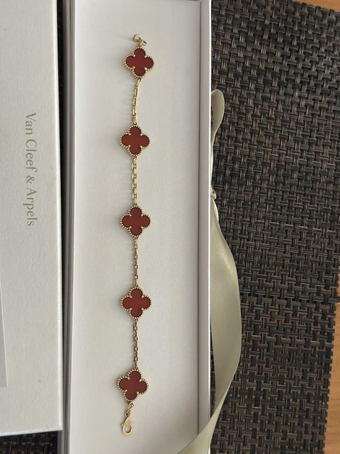 Van Cleef & Arpels : Bracelet Alhambra Vintage en or jaune 18 carats et cornaline à 5 motifs